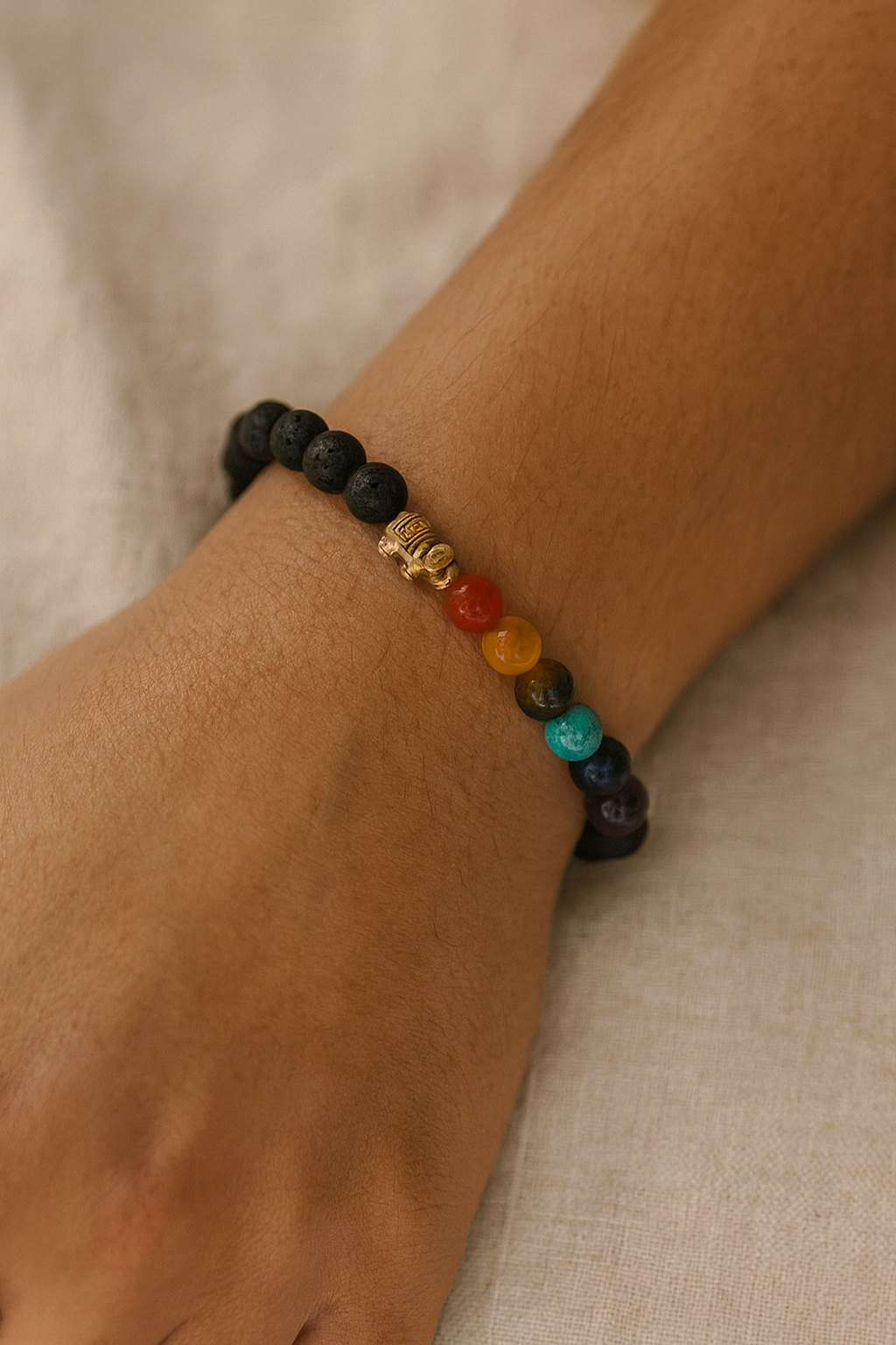 Pulsera de Piedra Volcánica con Elefante y Chakras