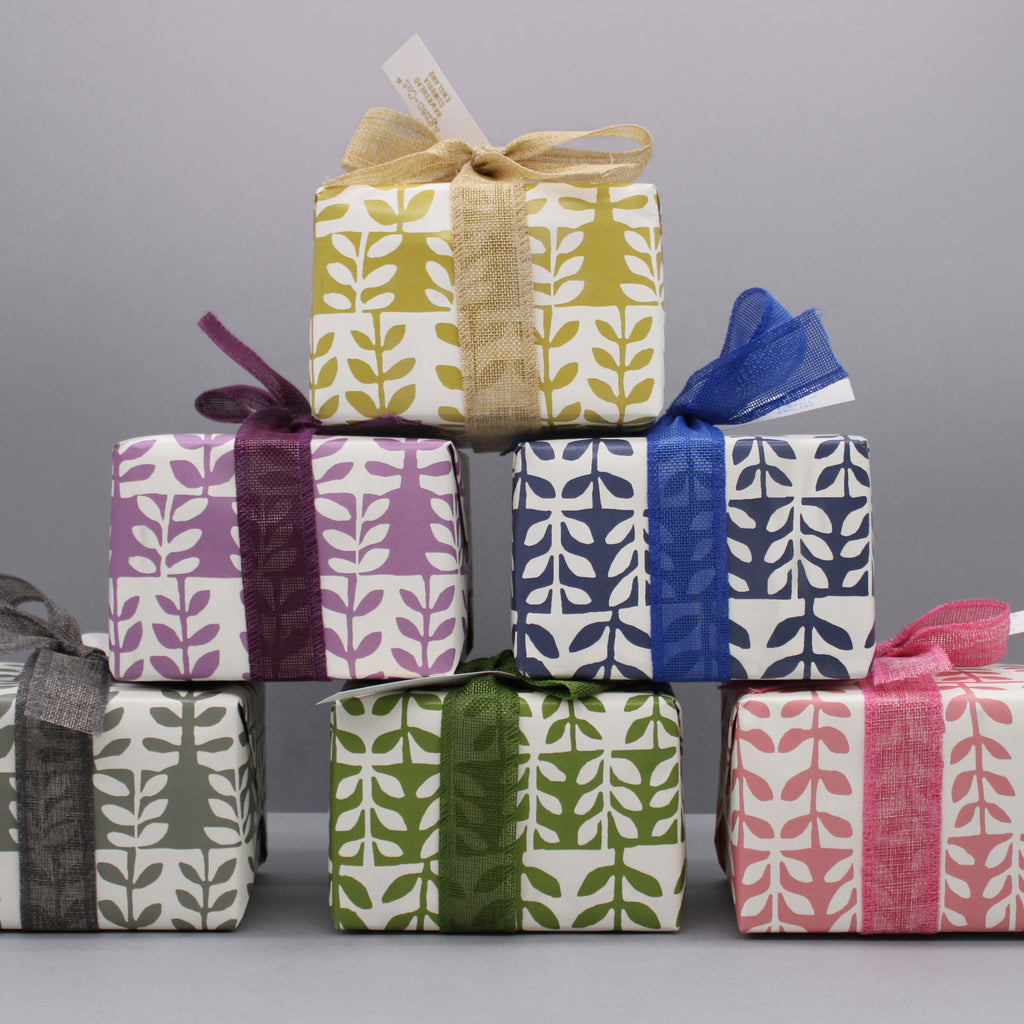 Caja Regalo con Vela “Piedra de Luna” y Bombas de Baño de Provenza & Té con Rosas